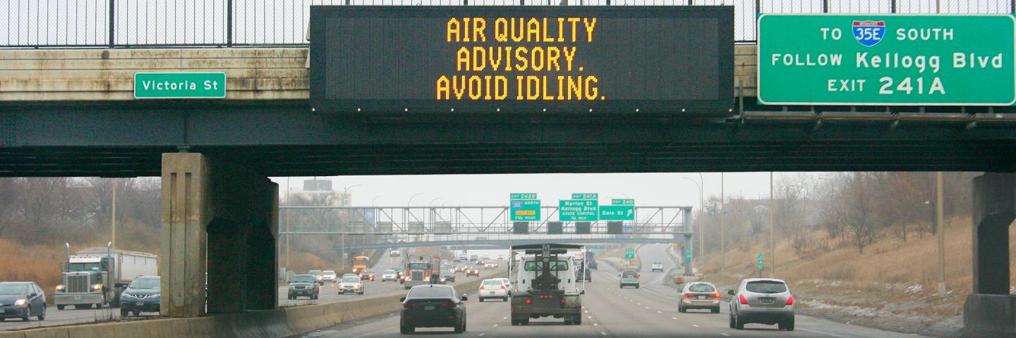 An air quality advisory message on a MnDOT sign on I-94 in St. Paul, Minnesota.