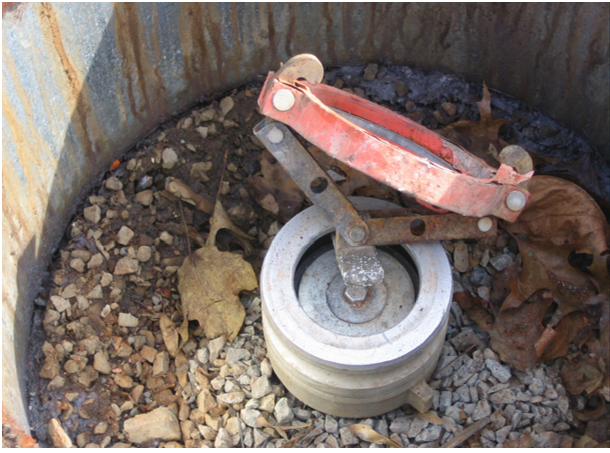 Example of an illegal practice: propping open a valve without using a recovery hose